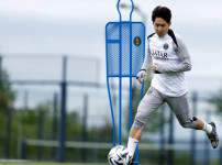 '[뉴스][오피셜]이강인 왼 발목 부상 확인, PSG “며칠간 별도 실내 훈련 진행“..심각‥ 뉴스기사 썸네일