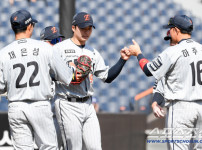'[뉴스]'코치 눈에서 꿀이 뚝뚝' 마운드 모인 형님들은 엄지척...달라진‥ 뉴스기사 썸네일