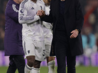 '[뉴스]'캐릭의 황태자' 맨유의 미래 MF, 연봉 4배 인상+5년 장기 ‥ 뉴스기사 썸네일