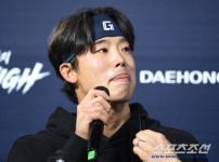 '[뉴스]“진짜 눈물 난다 눈물 나“ 롯데에 등장한 '미스터 제로' 데뷔 ‥ 뉴스기사 썸네일