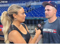 '[뉴스]충격 경악! 190㎝+108㎏ 미국 치어리더 등장→조롱 폭발…도파민 위해 대표팀 복‥ 뉴스기사 썸네일