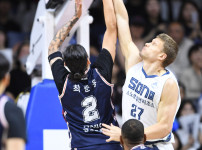 '[뉴스][KBL 챔프전] 절체절명 위기서 208cm 센터 깜짝 활약→묘기 버저비터 작렬! ‥ 뉴스기사 썸네일