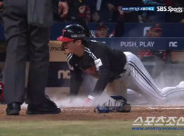'[뉴스]이럴수가! 36세 최고령 그라운드 홈런은 어떻게 만들어졌나. 중견수가 만세 불렀는데‥ 뉴스기사 썸네일