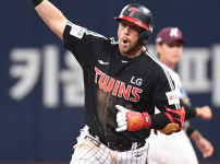 '[뉴스]“도대체 이 타자를 어떻게 막아“…5출루 멀티포, 4점 차 뒤집은 大역전극→‥ 뉴스기사 썸네일