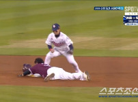 '[뉴스]37세 베테랑의 투혼 발야구. 안타→우익수 플라이에 2루→패스트볼에 3루돌아 홈까지‥ 뉴스기사 썸네일