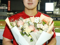 '[뉴스]“대기록 축하해!“ 39세 레전드 향한 사령탑의 진심…“꾸준한 노력+철저한 자기관리‥ 뉴스기사 썸네일