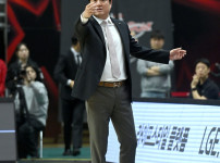 '[뉴스]아쉬운 시즌 마무리, 하지만 사령탑은 약속을 남겼다... 문경은 감독 “부족한 점 ‥ 뉴스기사 썸네일