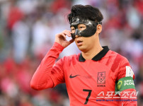 '[뉴스]“흥민아, 안면마스크 끼면 어때?“ 광대뼈 골절 모드리치, 월드컵 라스트댄스  ‥ 뉴스기사 썸네일