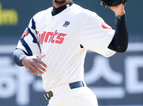 '[뉴스]올해 최고 외인 투수라고? 153㎞ 강속구 → 실책 → 1루 방치 → 2루 칼견제…‥ 뉴스기사 썸네일