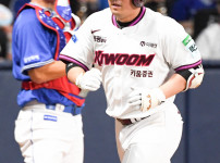 '[뉴스]안치홍, 승부에 쐐기 박는 솔로포…안타·2루타까지 물오른 타격감 뉴스기사 썸네일