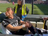 '[뉴스]토트넘 대참사! 팬에게 “꺼져“ 욕설 뱉은 시몬스 '시즌 아웃'…‥ 뉴스기사 썸네일