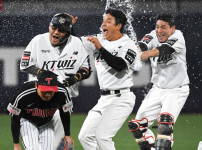 '[뉴스]장성우 끝내기 안타…1위 KT, 2연속 연장 피튀기는 혈투→2위 LG에 2연승 뉴스기사 썸네일