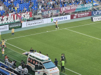 '[뉴스][현장에서]“공중에서 허리부터 떨어져“ 마사 안타까운 부상, 앰뷸런스 타고 병원 이‥ 뉴스기사 썸네일