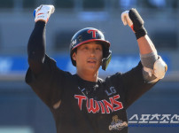 '[뉴스]‘LG 킬러의 킬러’ 탄생... 송찬의 3안타+동점 투런포, 좌완 상대 타율 7할 ‥ 뉴스기사 썸네일