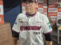 '[뉴스]안치홍, 1군서 221일만에 홈런…“후회없는 스윙하자는 마음으로 때렸다“ [인터뷰] 뉴스기사 썸네일