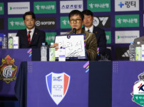 '[뉴스][K리그2 미디어데이]'공공의 적' 이정효 수원 삼성 감독 “승격‥ 뉴스기사 썸네일