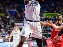 '[뉴스]경기에 몰입했던 ‘고양의 왕’ 나이트, KBL 최고 외인과 뜨거운 한 판 승부 펼쳐‥ 뉴스기사 썸네일