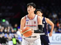 '[뉴스][KBL PO] 천만다행 상대와 충돌 후 쓰러졌던 변준형, 큰 부상 피했다... 코‥ 뉴스기사 썸네일