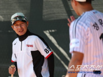 '[뉴스]“감독님한테 세뇌당하는 것 같다.“ 부진 홀드왕 3년 기다려준 염갈량. 폭풍지도 모‥ 뉴스기사 썸네일