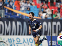 '[뉴스]'김종민 해트트릭' 충남아산, '골대+퇴장 불운'‥ 뉴스기사 썸네일