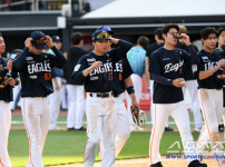 '[뉴스]선발 탄탄·방망이 활활→그런데 불펜이 'ERA 6.00' 꼴찌…한‥ 뉴스기사 썸네일