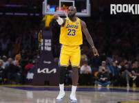 '[뉴스]돈치치 & 리브스 없어도… 1차전 승리로 이끈 르브론  뉴스기사 썸네일