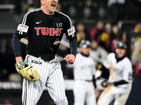 '[뉴스]염갈량 눈은 옳았다! 18이닝 연속 무실점 질주라니…신뢰 얻은 호주남, 타격 1위팀‥ 뉴스기사 썸네일