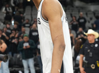 '[뉴스]놀랍다 이게 224cm 괴수의 위엄인가... 경이적 퍼포먼스에 LAL 쓰리핏 레전드‥ 뉴스기사 썸네일