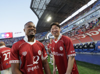 '[뉴스]“프로 경기를 뛰는 것 같았다“ 박지성, 감동의 여운…3만8027명의 함성→194만‥ 뉴스기사 썸네일