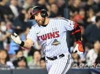 '[뉴스]'배트 던지고, 펜스까지 올라탔다' 오스틴, 역전포+투지 넘치는 ‥ 뉴스기사 썸네일