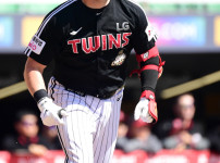 '[뉴스]'24시간 걸린 귀국' WBC 좌완 건재 확인 → 홈런 6개 오간‥ 뉴스기사 썸네일