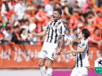 '[뉴스]'김기동 감독의 페르소나' FC서울 각종 징크스 격파→1위 질주…‥ 뉴스기사 썸네일