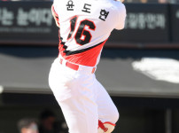 '[뉴스]방망이 실력만큼은 '찐'이다...KIA 윤도현, 시범경기 첫 홈런‥ 뉴스기사 썸네일