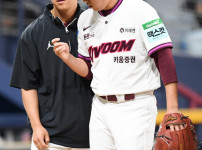 '[뉴스]“아쉽다“ 하영민, 5.2이닝 2실점 호투→손가락 물집으로 '급'‥ 뉴스기사 썸네일