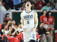 '[뉴스][KBL PO] 감동 또 감동! 원정에서 깜짝 생일 노래→MVP 이정현의 해결사 본‥ 뉴스기사 썸네일