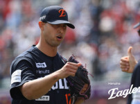 '[뉴스]3일만에 사람이 달라졌다! 김경문의 마법 → ⅓이닝 7실점 악몽 떨친 에르난데스 “‥ 뉴스기사 썸네일