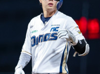 '[뉴스]'와 현역 타율 1위' 책임감이란 이런 것…수비 강행에 '‥ 뉴스기사 썸네일