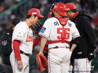 '[뉴스]'이게 아닌데' 4연속 볼넷 → 밀어내기까지, 日 66승 아쿼 왜‥ 뉴스기사 썸네일