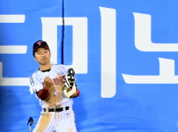 '[뉴스]승부는 '트중박'에서 갈렸다..마법의 3차례 슈퍼캐치, LG 3연‥ 뉴스기사 썸네일
