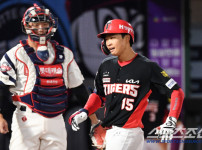'[뉴스]'사직 담장 두 번 넘긴 리드오프' 박재현 인생 경기 터졌다...‥ 뉴스기사 썸네일