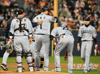 '[뉴스]'158km 압도하다 한순간 붕괴' 문동주 무너뜨린 심우준 실책.‥ 뉴스기사 썸네일