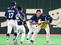 '[뉴스]“우리는 한국야구의 자존심을 봤다“ 극적인 8강 진출, 일본에서도 화제성 대폭발 뉴스기사 썸네일