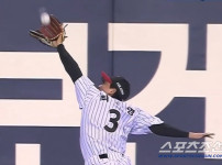 '[뉴스]와 이걸 잡았다고? '박해민 옆에 또 박해민?' 우중간 날아 슈퍼‥ 뉴스기사 썸네일