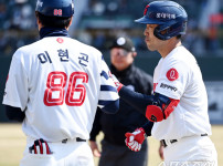 '[뉴스]'미쳤다 롯데!' 16안타-12득점 대폭발, 한화 꺾고 승률 0.‥ 뉴스기사 썸네일