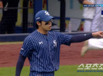 '[뉴스]'중계에 잡힌 분노, 하루 만에 결말' 원태인 태도 논란→정수성 ‥ 뉴스기사 썸네일