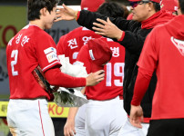 '[뉴스]'성한아 고맙다' 44년 만의 신기록+결승타…꽃다발·뜨거운 포옹 ‥ 뉴스기사 썸네일