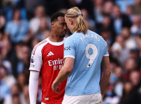 '[뉴스][오피셜]“'머리박치기' 왜 레드카드 아니야!“ 홀란 유니폼 찢어‥ 뉴스기사 썸네일