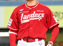 '[뉴스]“본인 스윙 못하고 공 갖다대기에 급급“…'22억 거포'가 타율 ‥ 뉴스기사 썸네일