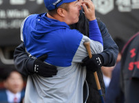 '[뉴스]'삼성 유니폼 입고 돌아온 광주' 최형우는 손승락 품에 안겼다..‥ 뉴스기사 썸네일