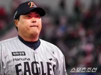 '[뉴스]“보고 던지니 되던데요?“ 천재가 노력을 만나면 생기는 일…“비밀“ 신무기 예고까지‥ 뉴스기사 썸네일